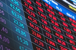 Chứng khoán, bất động sản nằm sàn la liệt, VN-Index giảm hơn 35 điểm