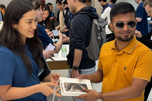Người mua iPhone 15 đầu tiên trên thế giới