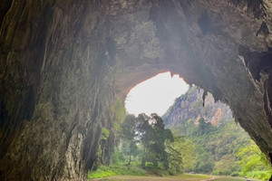 Bên trong hồ nước ngọt hơn 200 triệu năm lớn nhất Việt Nam, được ví như "viên ngọc xanh" giữa đại ngàn Việt Bắc