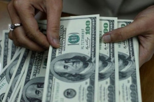 Bản tin tài chính sáng 24/9: Giá vàng đi lên, dầu trái chiều, USD tăng cao