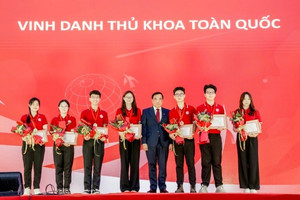 Trường ĐH danh giá vừa đón 7 thủ khoa toàn quốc: "Harvard Việt Nam" nơi 9 điểm/môn chưa chắc đỗ, đào tạo CEO VinFast, loạt doanh nhân, Hoa hậu