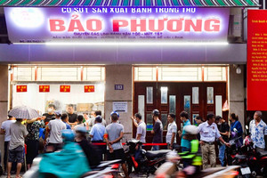 Loạt tiệm bánh Trung thu nức tiếng, khách đội mưa, xếp hàng xuyên đêm chờ mua