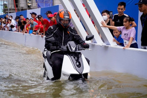 Đường phố Hà Nội thành sông sau mưa, xe điện lại ghi điểm cộng