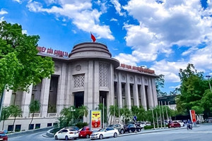 Lãi suất qua đêm bất ngờ tăng cao nhất 3 tháng