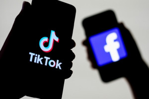 Bộ TT&TT yêu cầu Facebook, TikTok, Google... gỡ quảng cáo tin giả, phản cảm