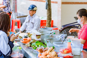 Chợ cổ gần 700 tuổi ở Nam Định, khách tới thưởng thức loạt quà quê ‘rẻ như cho’