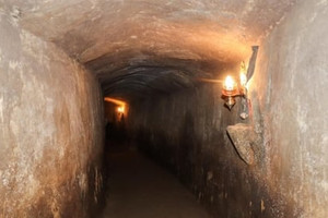 Bên trong địa đạo 32km ẩn dưới lòng đất ở Việt Nam và ngôi đình bí ẩn 4 xe bọc thép kéo không đổ