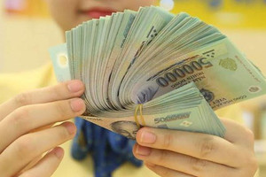 Hoàn thiện chính sách tiền lương mới, thực hiện tăng lương để khắc phục tình trạng công chức, viên chức thôi việc, nghỉ việc