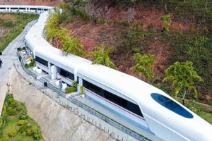 Chiêm ngưỡng khách sạn hình đoàn tàu siêu tốc “chạy xuyên núi" duy nhất Việt Nam, sát sườn cầu kính đi bộ dài nhất thế giới