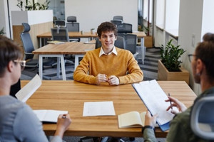 Gặp câu hỏi khó: “Anh sẽ làm gì nếu vợ thấy tin nhắn của anh với cô gái khác?”, ứng xử nhanh trí, ứng viên nhận được công việc ngay lập tức