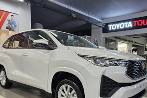 Toyota Innova Cross vừa ra mắt, đại lý chào bán "bia kèm lạc"