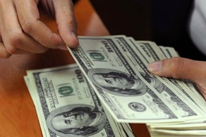 Bản tin tài chính sáng 17/10/2023: Giá vàng giảm, dầu hạ nhiệt, USD đi xuống
