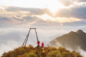 Chinh phục điểm leo núi cách Sapa chỉ 60km: Cung đường săn mây 'nặng đô' không dành cho người mới, là 1 trong 4 đỉnh cao nhất Việt Nam