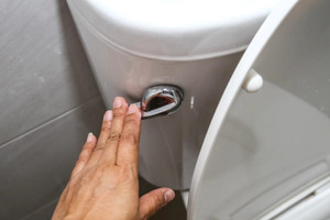 Nhân viên khách sạn tiết lộ lý do khách phải xả bồn cầu trước khi sử dụng