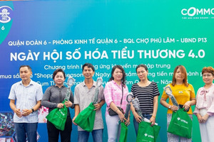 Ngân hàng đưa công nghệ tới từng cửa hàng tạp hóa, chợ truyền thống