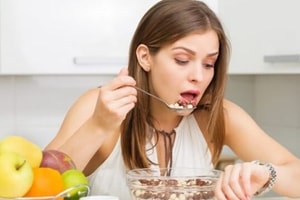 3 thói quen ăn uống "cực kỳ nguy hiểm" của người trẻ: Cần bỏ ngay nếu không muốn 'phá hủy' bao tử, rước bệnh ung thư