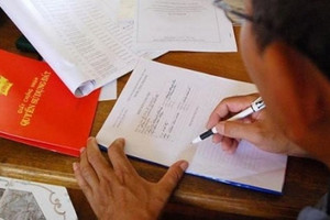 Diện tích đất thực lớn hơn ghi trong sổ đỏ, tách thửa sang nhượng có được bổ sung?