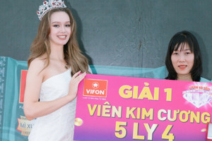 Khách hàng đầu tiên trúng kim cương trong chương trình khuyến mại Vifon 60 năm