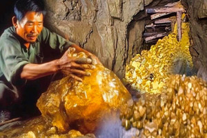 Vô tình phát hiện 'kho vàng' trong hang núi, lão nông tính ra ngân hàng đổi lấy tiền liền bị cảnh sát bắt giữ điều tra, nhận về bài học nhớ đời
