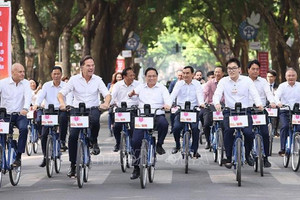 Thủ tướng Phạm Minh Chính và Thủ tướng Hà Lan cùng đạp xe dạo phố Hà Nội