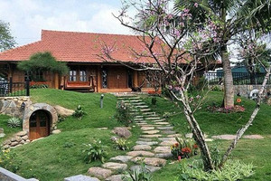 Biệt phủ ngoại ô được ví như resort 5 sao của "Nam Tào" Xuân Bắc: Xây hoàn toàn bằng gỗ tự nhiên, nhìn sân vườn đã thấy độ chịu chi của gia chủ