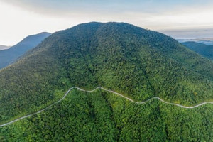 Dãy núi 1.100km dài nhất Việt Nam là xương sống của bán đảo Đông Dương, kéo dài từ thượng nguồn sông Cả trên đất Lào giáp Nghệ An tới tận cực nam Trung Bộ