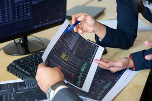 Cổ phiếu đáng chú ý ngày 17/11: SBT, HHV, LHG
