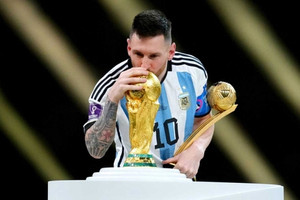 Áo đấu của Lionel Messi được bán với giá 241 tỷ đồng