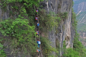 Ngôi làng trăm năm tuổi nằm cheo leo trên vách núi, phải leo hơn 2.500 bậc mới tới nơi, trẻ "đu" cầu thang chênh vênh khiến báo quốc tế ngỡ ngàng