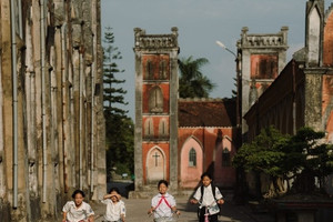 Vẻ đẹp thánh đường hơn 140 tuổi cách Hà Nội 70km, góc chụp nào cũng như trời Âu