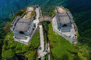 Đền đôi tọa trên đỉnh núi hơn 2.300m dựng đứng là di sản thế giới của UNESCO, làm thế nào con người mang vật liệu lên được để xây dựng?