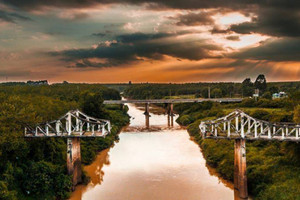 Chiêm ngưỡng cây cầu đứt gãy phủ rêu phong là ‘chứng nhân’ lịch sử đã gần trăm năm tuổi, từng xuất hiện trên phim điện ảnh nổi tiếng