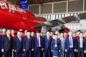 Chủ tịch Quốc hội thăm Trung tâm Kỹ thuật tàu bay của Vietjet tại Lào