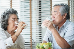 Uống sữa thường xuyên có thực sự tác động tới ung thư và tuổi thọ: Chuyên gia cảnh báo những thói quen không nên khi uống sữa, nhiều người mắc phải