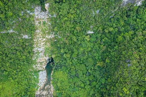 Hang động thạch nhũ tự nhiên ở miền Trung dài gần 3km, bên trong có viên đá thần nằm giữa hố nước và bí ẩn về loài rắn ở độ cao 400m
