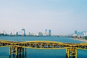 Chiêm ngưỡng cây cầu lâu đời nhất nối đôi bờ sông Hàn, là cây cầu có kiến trúc vòm bằng giàn thép Poni hiếm hoi tại Việt Nam