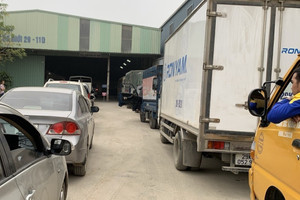 Ô tô xếp hàng dài chờ đăng kiểm tại Hà Nội