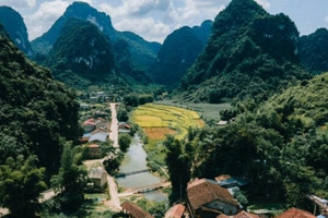 Làng đá cổ hơn 400 năm tuổi với những ngôi nhà như ‘pháo đài’ ở tỉnh biên giới Việt Nam, chỉ có vỏn vẹn 14 hộ dân sinh sống