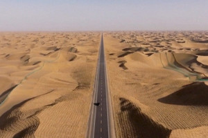 Ngỡ ngàng xa lộ dài 276km xuyên qua 'Biển Chết' lớn nhất Trung Quốc