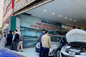Giá ô tô cũ "rớt thảm", dân buôn xe gồng mình chịu lỗ