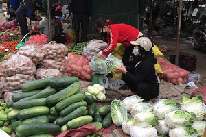 Nông sản chủ yếu bán ở chợ, ‘sáng tươi chiều héo’