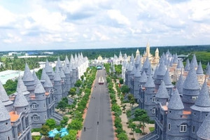 Trường đại học ở miền Tây Việt Nam có kiến trúc như châu Âu rộng 20ha, sở hữu cả công viên giải trí ngay trong khuôn viên