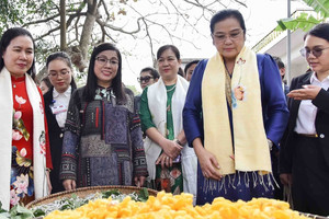 Hai phu nhân Thủ tướng Việt Nam và Lào trải nghiệm kéo sợi tại làng dệt Nam Cao