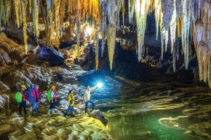 Hệ thống hang động kỳ vĩ cao 1.700m 'đẹp nhất Tây Bắc', tên gọi tượng trưng cho ba quả núi lớn chồng lên nhau