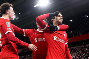 Liverpool ngược dòng thắng Fulham ở bán kết cúp Liên đoàn