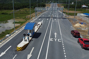 Bộ Giao thông Vận tải: Sẽ bỏ barie đầu vào toàn bộ các trạm thu phí cao tốc