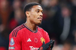 'Ông kễnh' Martial bị cách ly khỏi đội một MU