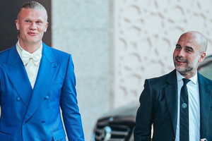 Haaland vượt Ronaldo, tươi rói cùng Pep Guardiola đi ẵm giải