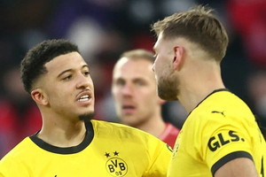 Jadon Sancho xin đá penalty, đồng đội từ chối phũ