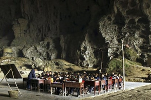 Ngôi làng kỳ lạ nằm ở độ cao 1.800m, khép kín trong hang động sâu 200m, chứa cả trường học, sân bóng rổ và ‘khu du lịch sinh thái’